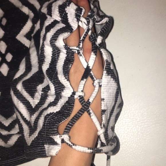 Crop Top!🦋 - Picture 2 of 2